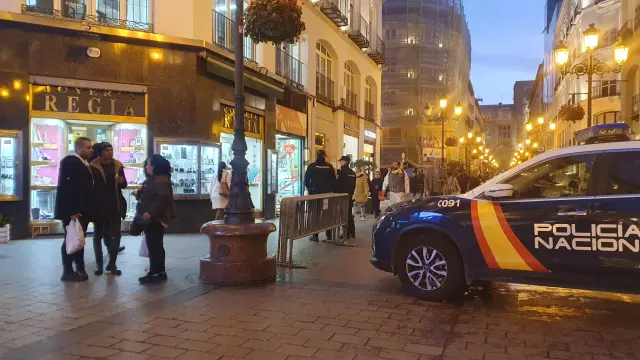 Un coche de la Policía Nacional, en la puerta de la joyería Regia de Zaragoza, donde ha tenido lugar el robo.