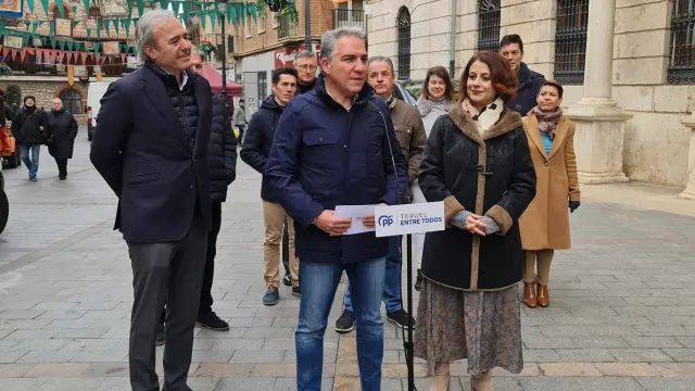 El coordinador general del PP, Elías Bendodo, escoltado en Teruel por Jorge Azcón y Emma Buj
