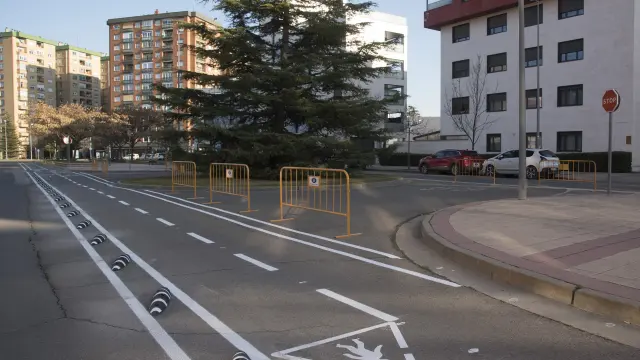 El nuevo carril bici de la avenida María Moliner de Huesca ha inutilizado una rotonda.