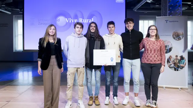 Equipo de estudiantes que ha diseñado la app ViveRural