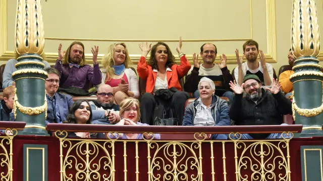 La presidenta de la Federación de la Plataforma Trans, Mar Cambrollé (2i) y en la fila de en medio, la presidenta de la Federación Estatal de Lesbianas, Gais, Trans y Bisexuales (FELGTBI+), Uge Sangil (c), durante una sesión plenaria en el Congreso de los Diputados, a 16 de febrero de 2023, en Madrid (España).