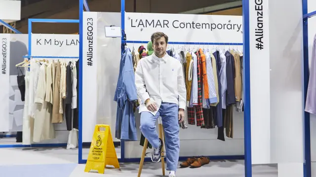 El diseñador Nacho Lamar, en su stand del Premio Allianz EGO Confidence in Fashion, dentro de la MBMFW.