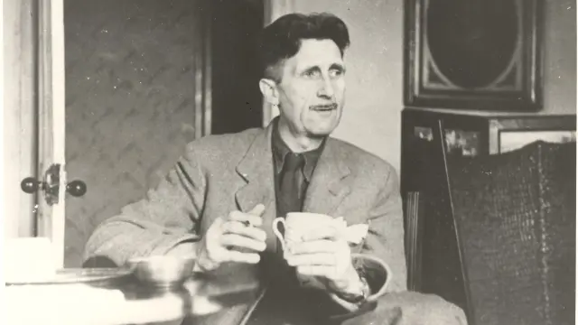 George Orwell podría tener una escultura que evocara esta fotografía tomando café.