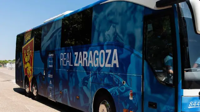 El autobús del Real Zaragoza inicia viaje.