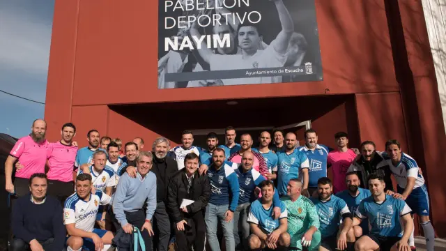 Foto de familia tras la inauguración del nuevo pabellón polideportivo de Escucha.