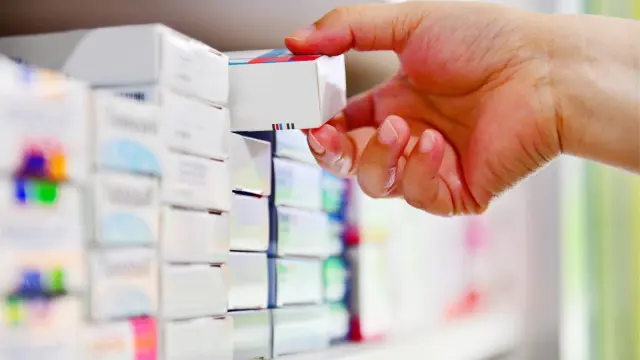 Cajas de medicamentos en una farmacia.