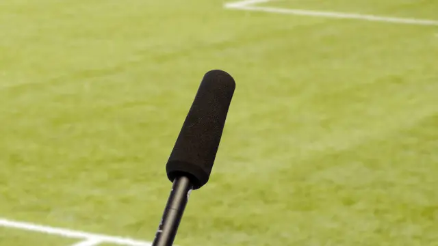 Un micrófono sobre un campo de fútbol, en una imagen de archivo