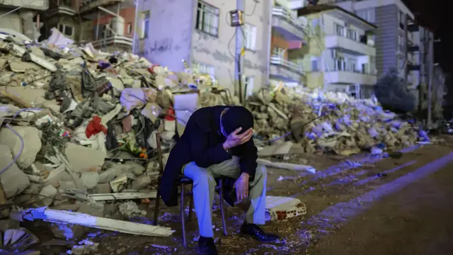 Un hombre en el suelo tras un nuevo terremoto de magnitud 6.3 en Hatay, Turquía.