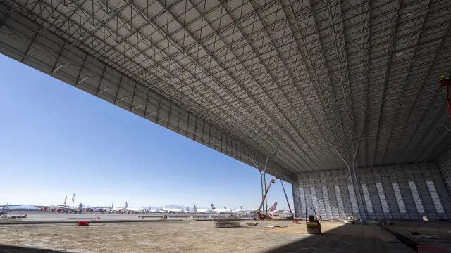 Obras de construcción del hangar con capacidad para dos Airbus A380 en el aeropuerto de Teruel.