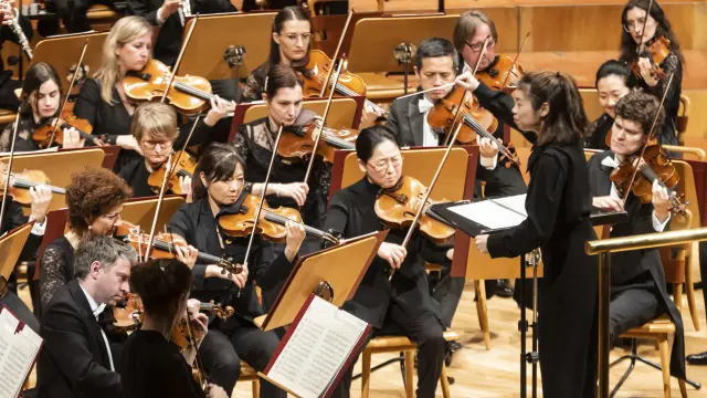 La directora Elim Chan, dirigiendo a la Orquesta Sinfónica de Amberes este miércoles en Zaragoza.