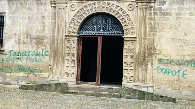 Pintadas en la fachada de un edificio del siglo XVI en Sos del Rey Católico.