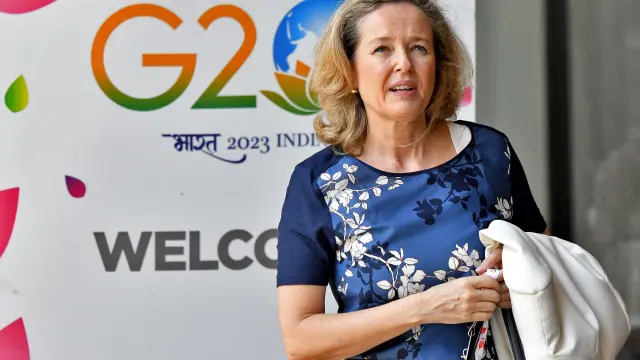 La ministra española de Economía, Nadia Calviño, llega para asistir a la reunión de líderes financieros del G20 en las afueras de Bangalore (India).