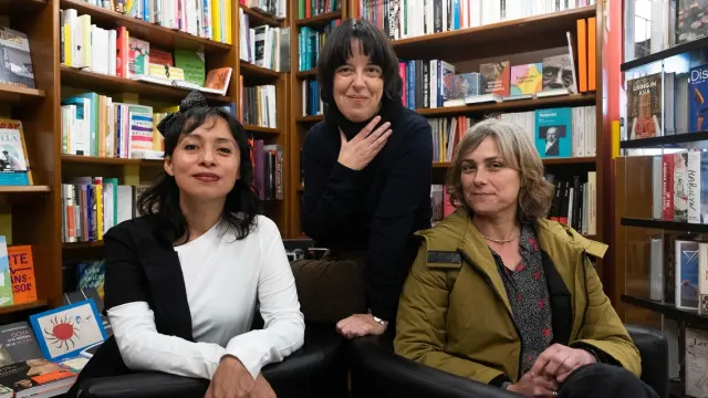 Brenda Martínez (izquierda), Pilar Adón (de pie) y Sara Mesa, este viernes, en la librería Cálamo de Zaragoza.