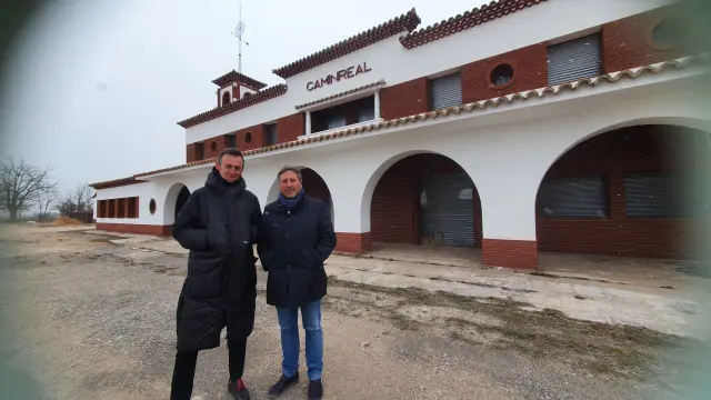 Javier Albisu Iribe y José Luis Soro visitan la estación de Caminreal (Teruel)