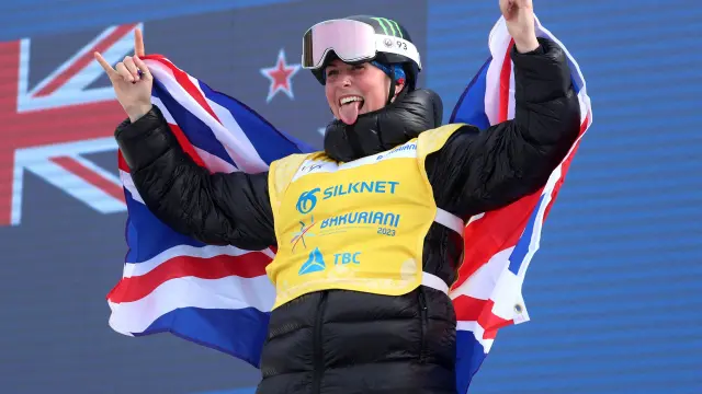 La joven Mia Brookes recibe el oro en el Campeonato Mundial de Snowboard.