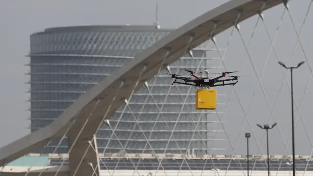 Un dron, en pruebas, en el antiguo aparcamiento de la Expo.