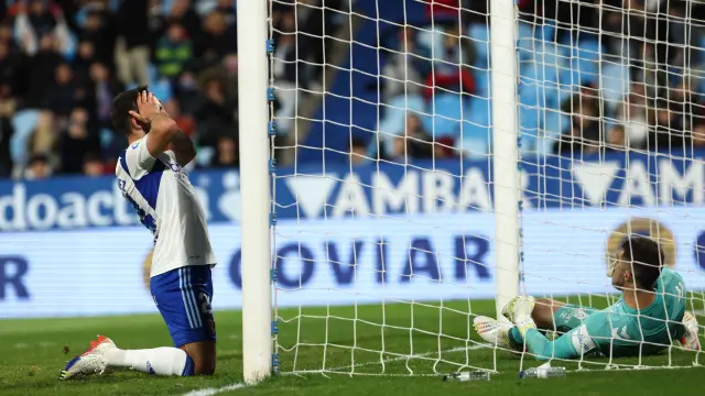 Lluís López se lamenta de una ocasión de gol en el partido jugado contra el Málaga en La Romareda