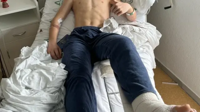Iker, en el hospital tras sufrir la caída que le fracturó ambas piernas.