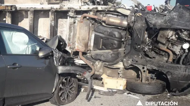 Accidente de tráfico en la AP-2 entre un coche, un camión y un turismo en el término municipal de La Almolda.