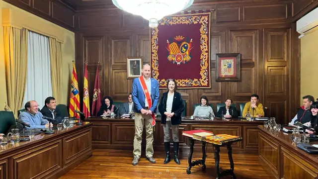 Alfonso Palmero, tras recibir la banda de concejal, con la alcaldesa, Emma Buj, en el pleno.