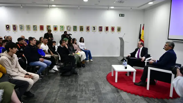 El ministro de Cultura y Deporte, Miquel Iceta, mantiene un encuentro con jóvenes sobre el Bono Cultural Joven, en la Biblioteca Pública del Estado Adolfo Suárez.