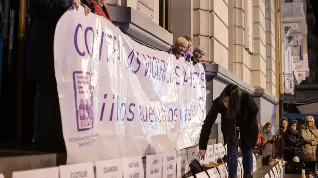 Concentración contra los crímenes machistas en Zaragoza.
