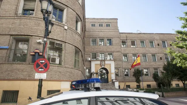 Cuartel de la Policía Nacional en la calle de General Mayandía de Zaragoza.