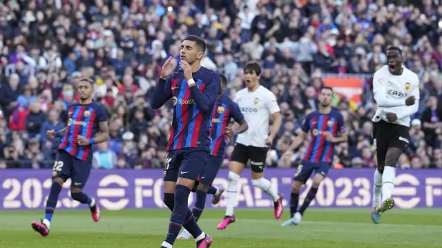 Ferrán Torres se lamenta tras fallar un penalti durante el partido que le enfrentó al Valencia.