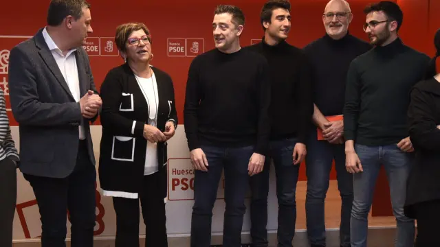 Fernando Sabés y Elisa Sancho, a la izquierda, junto a Iván Carpi y otros miembros de la candidatura.