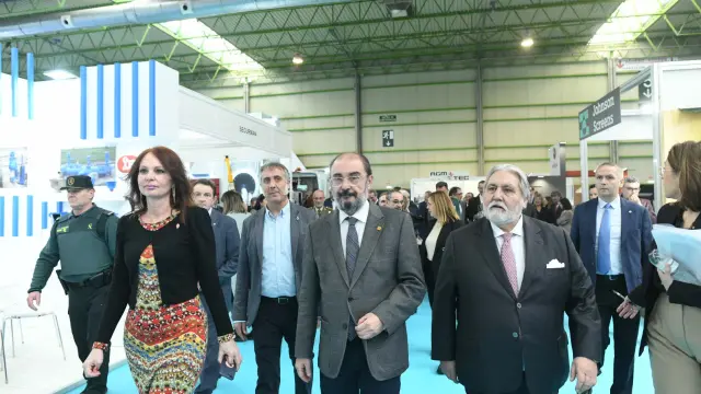 El presidente aragonés, Javier Lambán, acompañado por Carmen Herrarte y Manuel Teruel, en la inauguración de Smagua en la Feria de Muestras de Zaragoza.