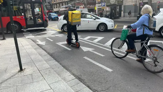 Dos usuarios del carril bici, este miércoles frente a la calle de Don Jaime I.