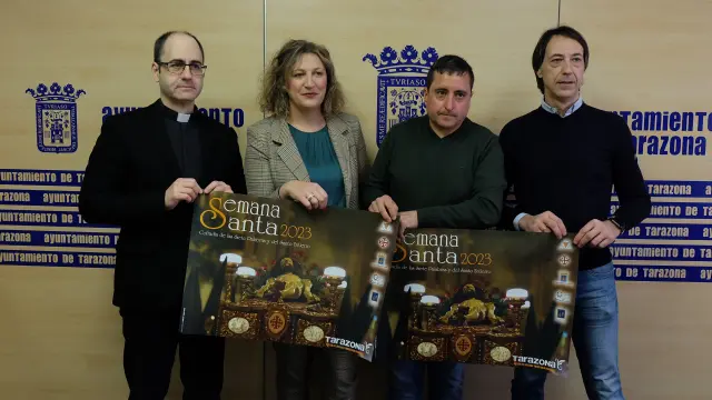 Miguel Antonio Franco, Waldesca Navarro, Jesús Marco y José Manuel Llorente con el cartel de la Semana Santa 2023.