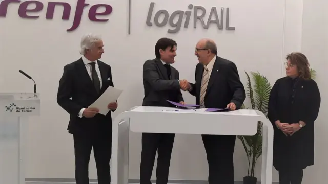 De izquierda a derecha, Gómez, Bueno, Rando y Serrano, en la firma del acuerdo para el plan formativo.