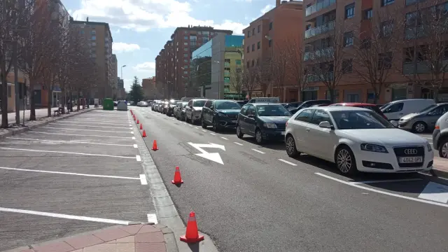 Se siguen pintando plazas de aparcamiento en la avenida Pirineos de Huesca para compensar las que se perderán con el nuevo carril bici.