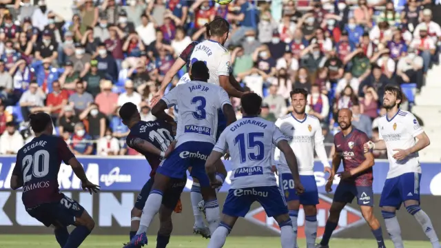 Un lance del Huesca-Real Zaragoza de la temporada pasada en El Alcoraz.