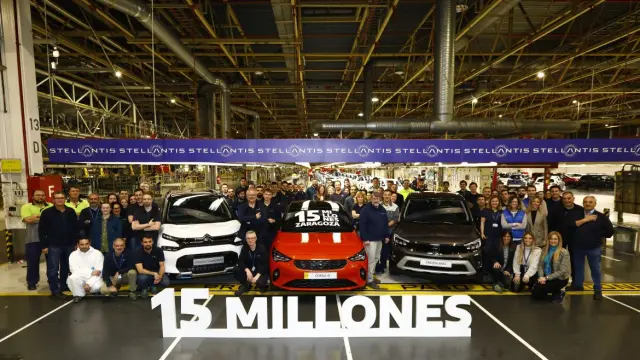 Trabajadores de Stellantis Zaragoza, incluido el director de la planta, José Luis Alonso, con el coche 15 millones.