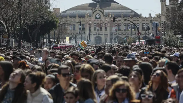 Decenas de personas durante la mascletà en Valencia este viernes.