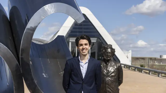 El ingeniero zaragozano Jorge Ros, ante el monumento del científico Albert Einstein, en la inauguración que se hizo el pasado martes ante el pabellón puente de la Expo.