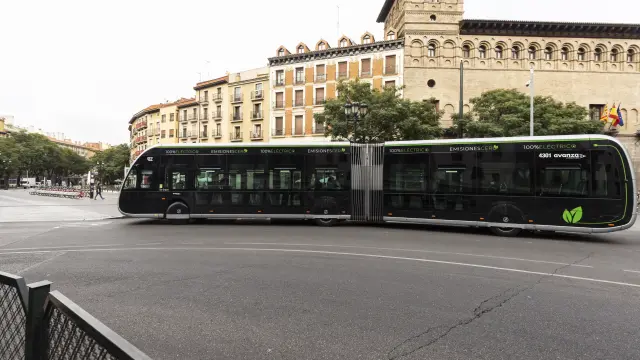 El autobús 100% eléctrico, circulando por Zaragoza.