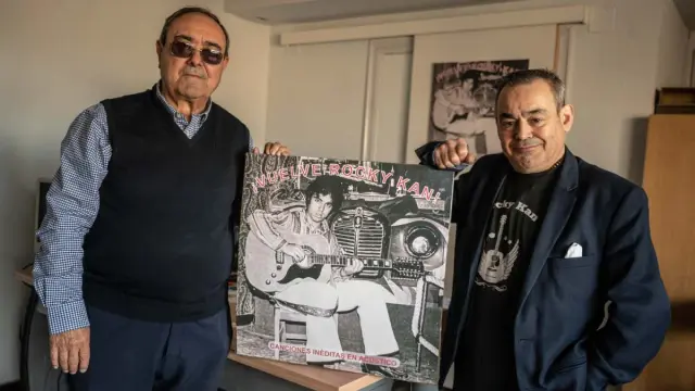 Jorge Cano (izquierda), hermano de Rocky, y Daniel, hijo del artista, con la carátula del nuevo disco.