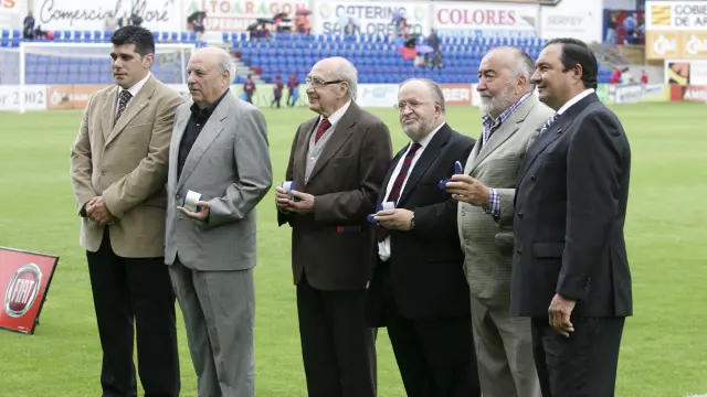 Juan Torre, tercero por la izquierda, durante un homenaje a expresidentes de la SD Huesca.