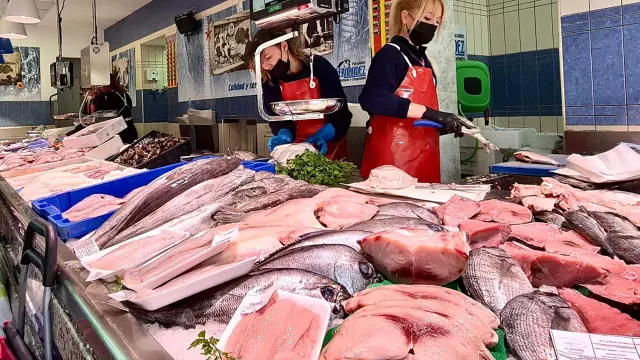 Los comercios locales cuentan con una amplia variedad de pescado fresco y de calidad.