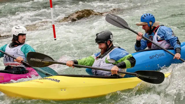 Competición de kayak en el Río Gállego.