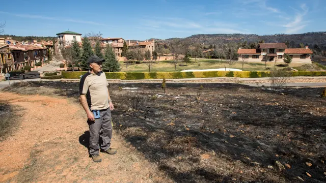 Nicolae observa el destrozo ambiental causado por el fuego en el entorno de Mas de Pastores.