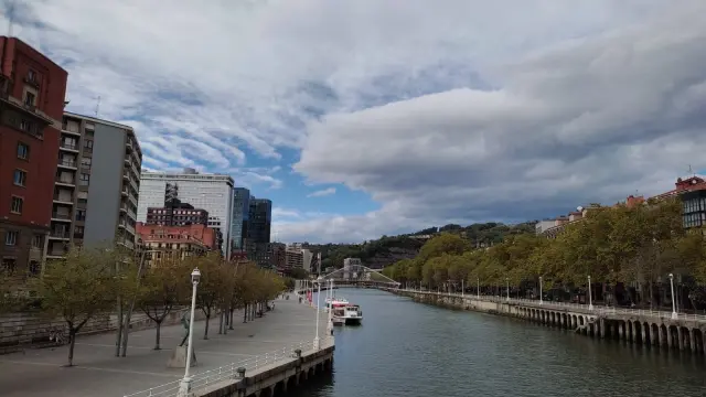 Archivo - Cielos cargados de nubes en Bilbao (archivo)