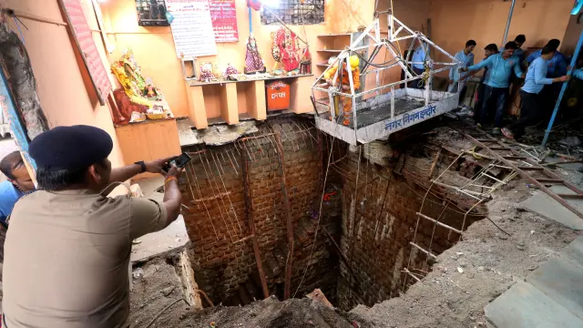 Varios fallecidos tras derrumbarse el suelo de un templo hindú en Indore, India.