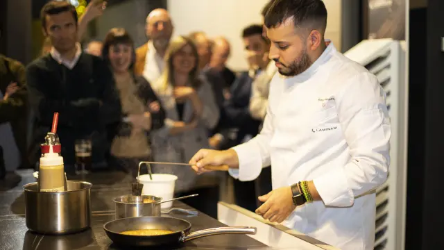 El chef Ramses González, cocinando sobre Induction Stone BY Iberstone, en el evento de Zaragoza.