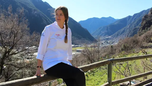 Lorena Palacios, en su Andorra natal, con la chaqueta de cocinero de un concurso nacional en el que quedó tercera