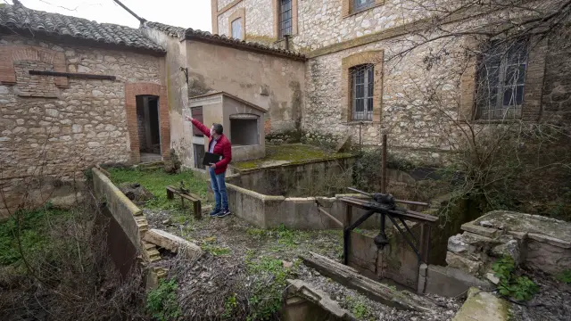 Daniel Mínguez muestra el interior del antiguo molino harinero ‘La Milagrosa’ de Teruel.