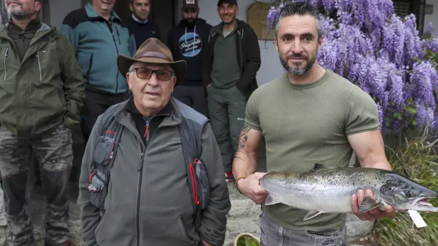 José Luis Vega, a la derecha, con el salmón ganador.